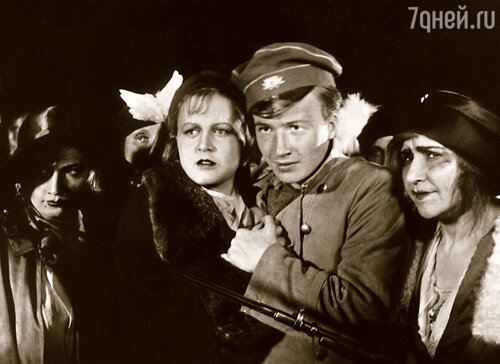 Дебют Алексея Консовского в кино состоялся в 1936 году. Кадр из фильма  «Последняя ночь»