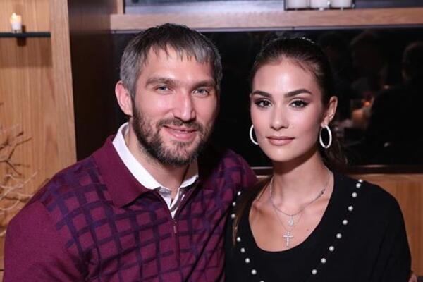 Дочь Глаголевой произвела фурор в платье с экстремальным разрезом