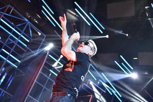 Танцы на костях или профессиональный долг? Поступок «отпетого мошенника» Аморалова после похорон жены возмутил поклонников