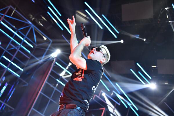 Танцы на костях или профессиональный долг? Поступок «отпетого мошенника» Аморалова после похорон жены возмутил поклонников