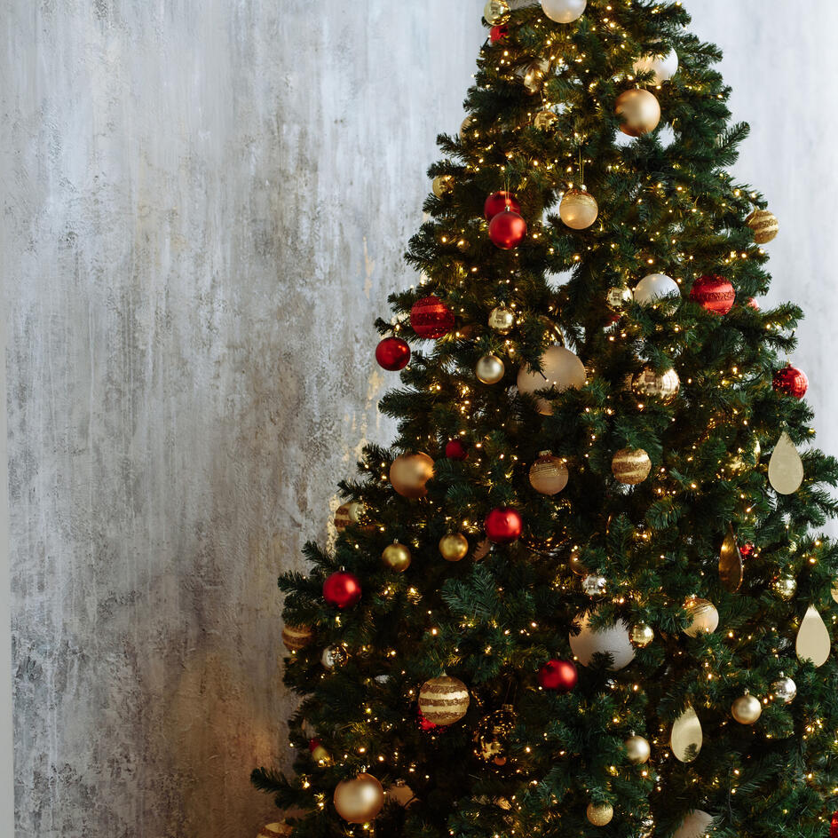 Встречаем год Лошади: топ-5 трендов в украшении елки в 2026 году