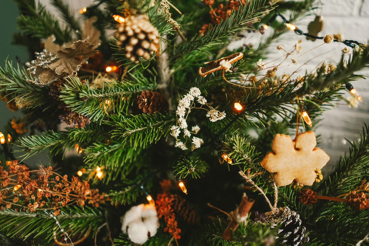 украшение елки 2026, год Лошади 2026, как украсить елку, новогодний декор, тренды Нового года 2026, елка экостиль, елочные игрушки 2026, декор елки идеи, модный Новый год, символ года Лошадь