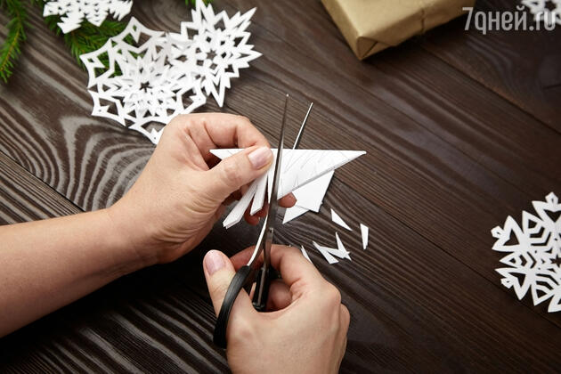 Как сделать бумажную снежинку: