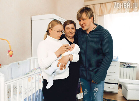Алексей с мамой Любовью Николаевной, с бывшей женой Алисой и младшим сыном Матвеем. 2005 г.