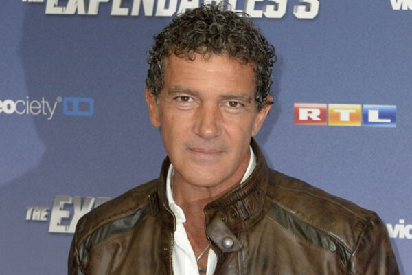 Антонио Бандерас наслаждается общением с женщинами после развода 