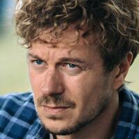 Жизневский пытается спасти брак: рецензия на сериал «Время Счастливых»