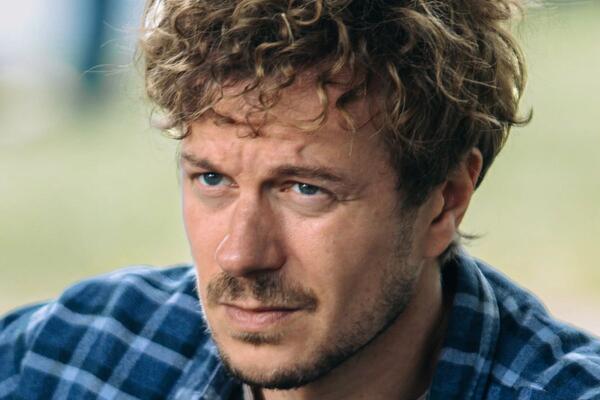 Жизневский пытается спасти брак: рецензия на сериал «Время Счастливых»