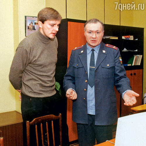 «Я был должен половине города. Но удивительным образом жизнь стала налаживаться. Меня пригласили в сериал «Улицы разбитых фонарей» На съемках сериала с Алексеем Ниловым. 2002 г.