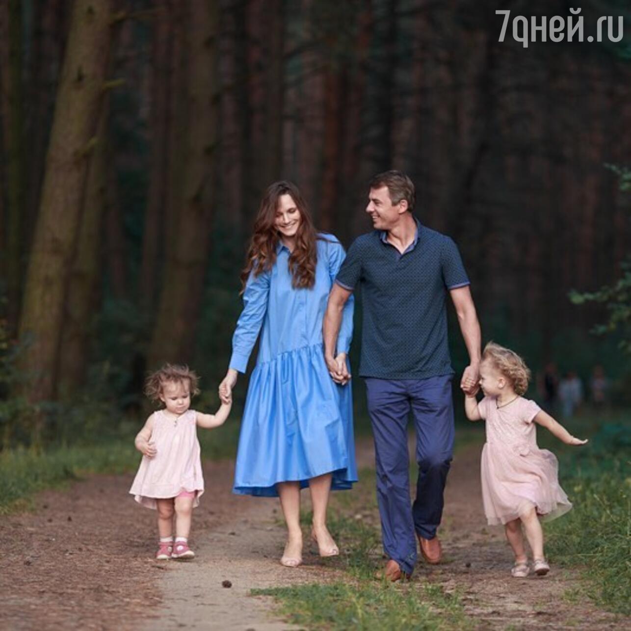 Игорь Петренко с женой и дочками