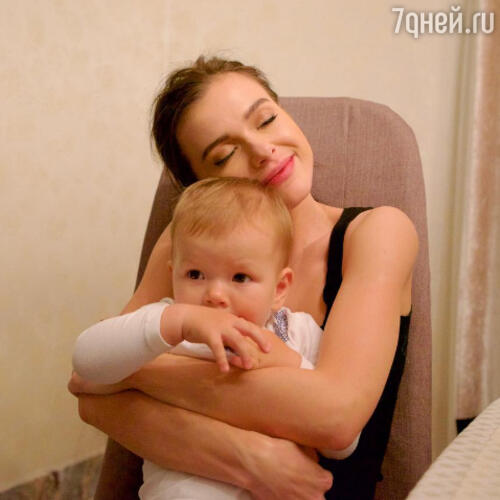 Елена Темникова с дочкой Сашей