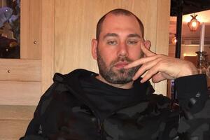 Подешевел и отказался от русского языка: раскрыт райдер Слепакова после бегства из России