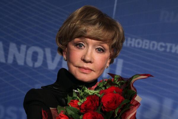 Изуродованное пластикой лицо Веры Алентовой сняли крупным планом