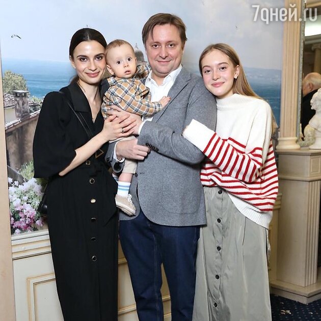Артем Михалков с женой, сыном и дочкой от первого брака