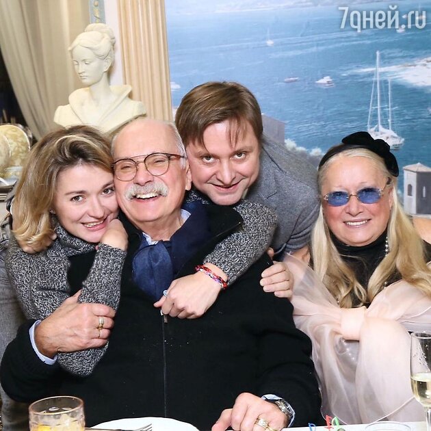 Никита Михалков с женой и детьми