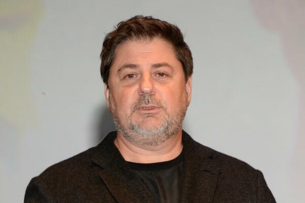 Цекало вывел в свет молодую жену после операции и инвалидного кресла