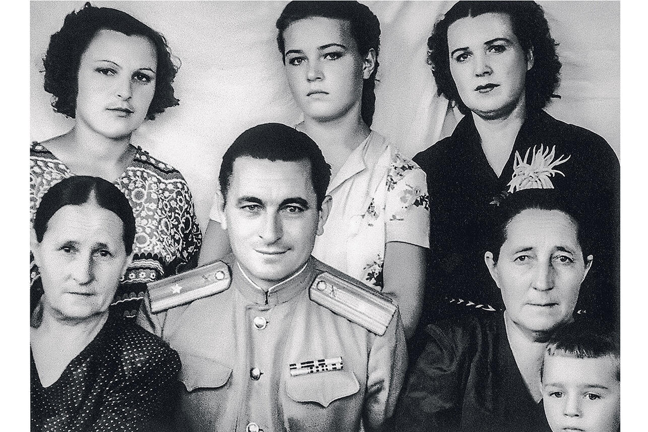 Людмила Чурсина со своей семьей. Фото