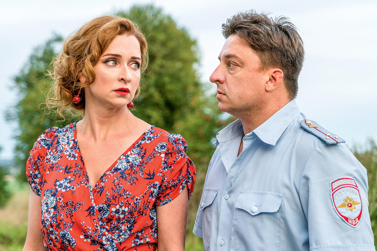 Нағыз үйдегі порно әкесі мен қызы Үстел үстінде қыздарды арғы жақтан ұрып-соғады