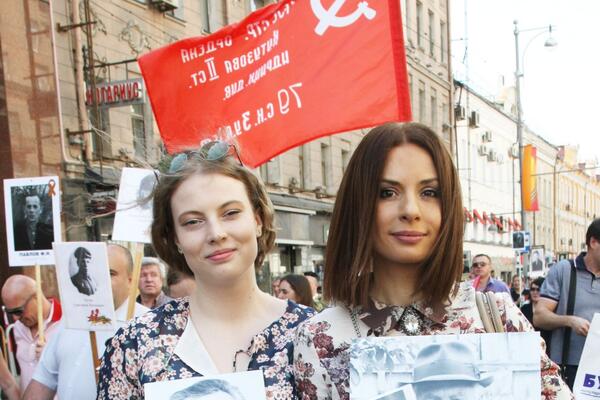 Ирина Лачина, Юлия Ромашина и другие звезды встречают День Победы с «Бессмертным полком»