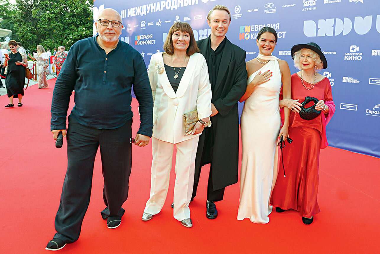 Сергей Новожилов, Лариса Лужина, Игорь Скрипко и Светлана Немоляева с внучкой Полиной Лазаревой