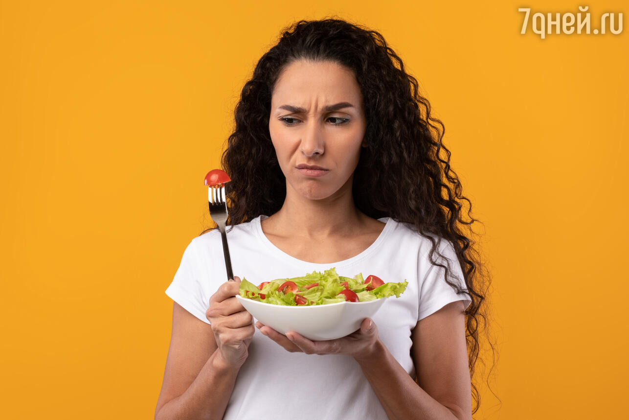 женщина ест салат с неохотой