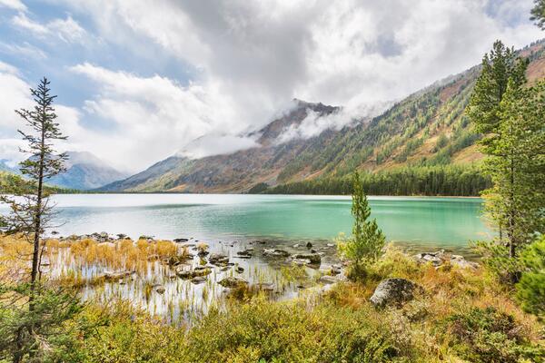 Бирюзовые озера и самая живописная дорога: что посмотреть на Алтае осенью