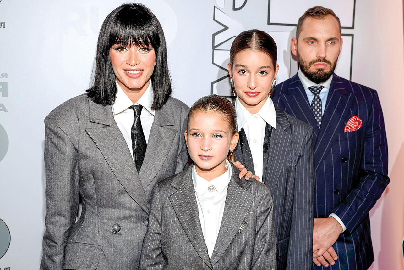 Ксения Бородина с дочками Теоной и Марией и Николаем Сердюковым 