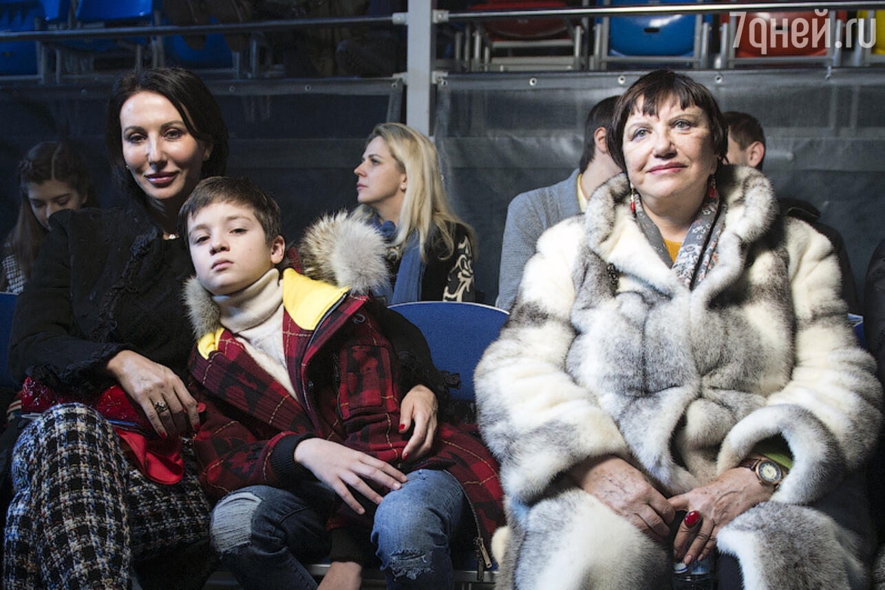 Алика Смехова с младшим сыном и мамой