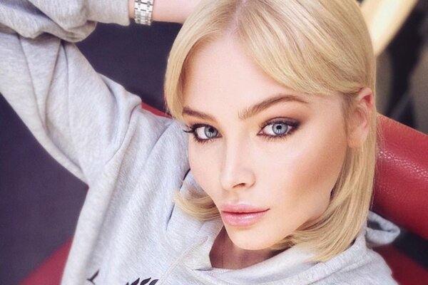 Изменила зубы и не только: какие операции перенесла Алена Шишкова