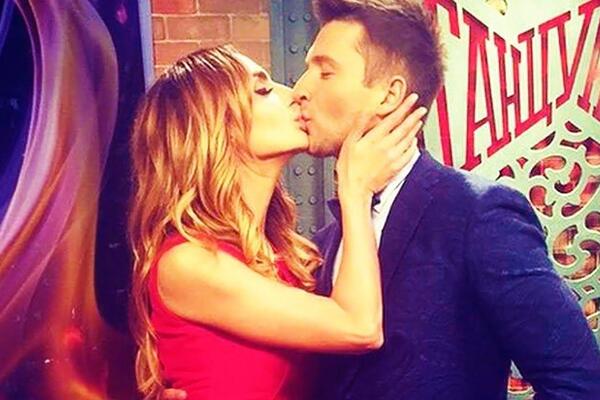 Новая пара? Варнаву и Лазарева засняли во время страстного поцелуя