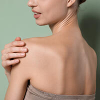 Акне на спине и плечах: о каких болезнях может предупреждать проблема