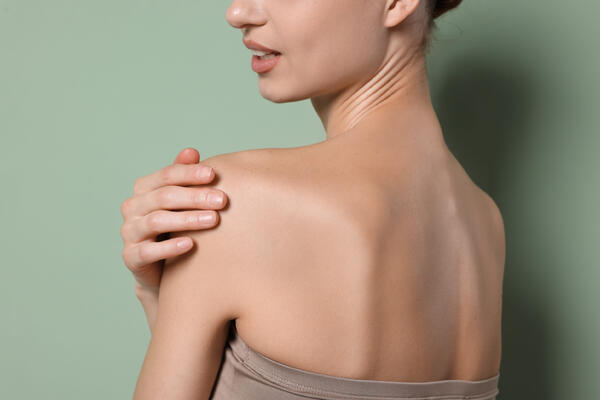 Акне на спине и плечах: о каких болезнях может предупреждать проблема