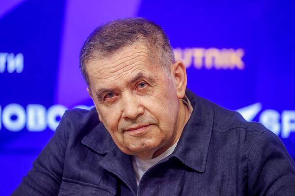Сразу и не отличить: Расторгуев впервые появился на публике со старшим сыном — его копией