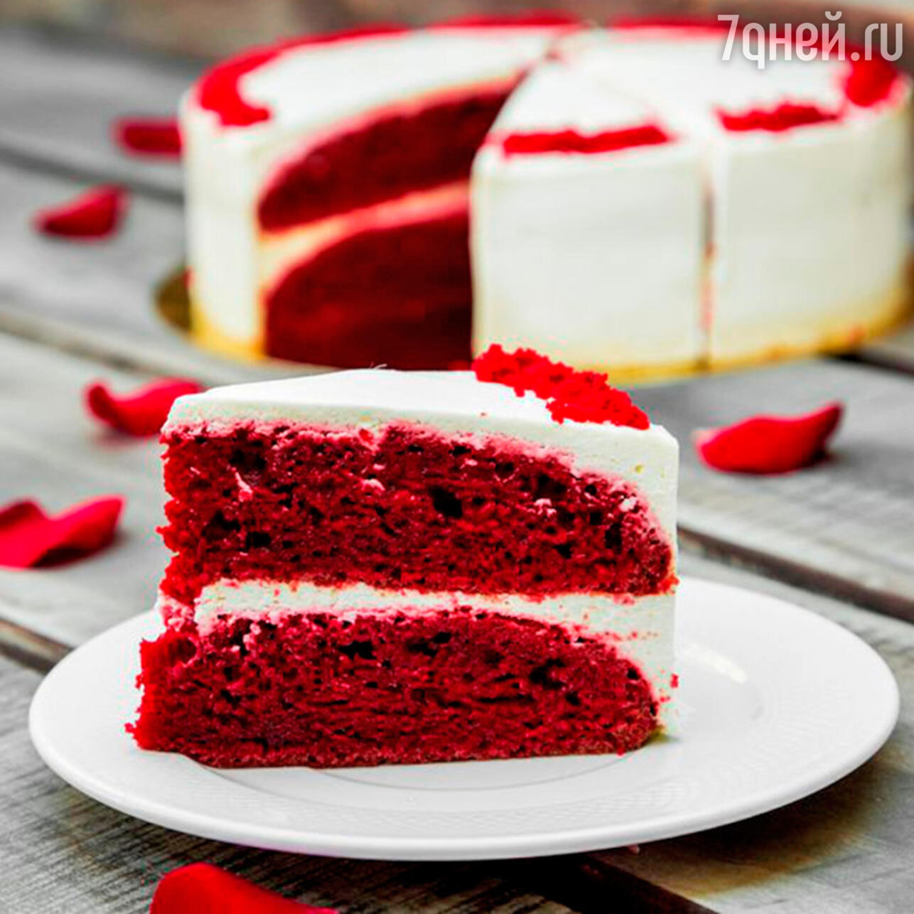 Как украсить торт Красный бархат клубникой