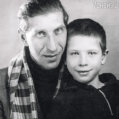 «Однажды маленькому Юре родители подарили акварельные краски. Вначале он разрисовал себя, потом папино бежевое пальто. Так уже с ранних лет в нем проснулся будущий художник». Сергей Филиппов с сыном Юрой, конец 40-х годов