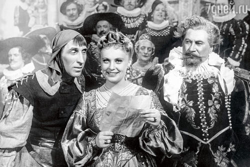 «Его любили зрители, ласково называли «наш Сереня». Но он никогда не пользовался славой». Сергей Филиппов, Алла Ларионова и Василий Меркурьев в фильме «Двенадцатая ночь», 1955 год