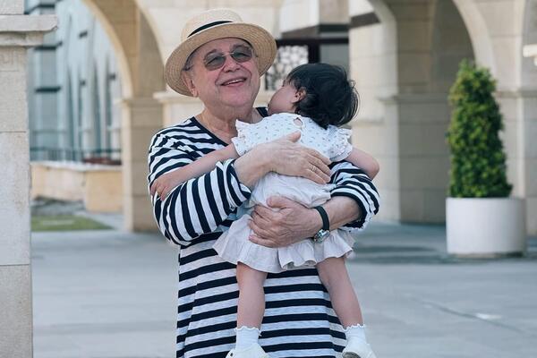 Евгений Петросян показал обоих детей на отдыхе — малыши, как близнецы
