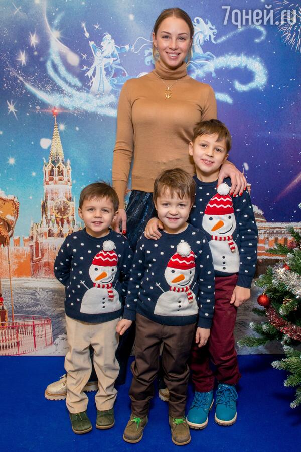 Полина Дибрвоа с сыновьями Александром, Фёдором и Ильей 