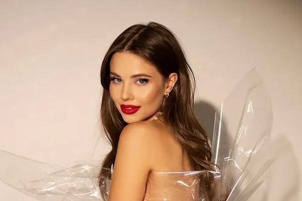 Невестка Валерии шокировала народ обнаженной фотосессией в прозрачной упаковке