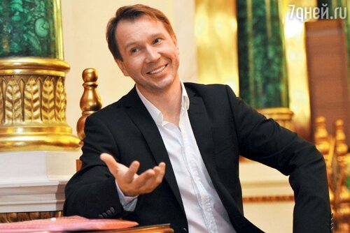 Евгений Миронов относит цветы от поклонниц в церковь 