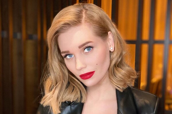 Друзья Харламова и смелое декольте: Асмус снова сделала больно бывшему мужу