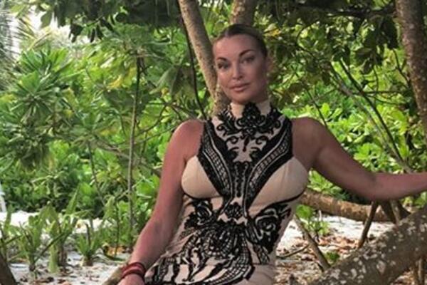 Образ дня: Анастасия Волочкова в Irneste