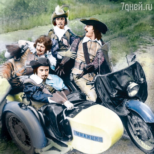 «На съемках «мушкетеры» жили очень весело. Ни в чем себе не отказывали. Девушки-поклонницы за ними табунами бегали» С Вениамином Смеховым, Валентином Смирнитским и Михаилом Боярским на съемках фильма «Д’Артаньян и три мушкетера». 1978 г.