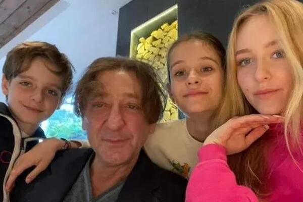 Лепс расставил приоритеты: дети и бывшая жена оказались ближе к сцене, чем невеста