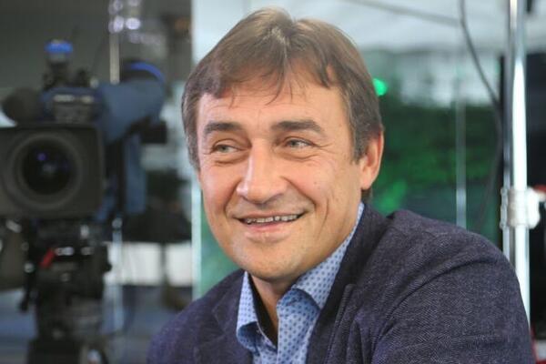 Камиль Ларин продает двухэтажную квартиру в Подмосковье