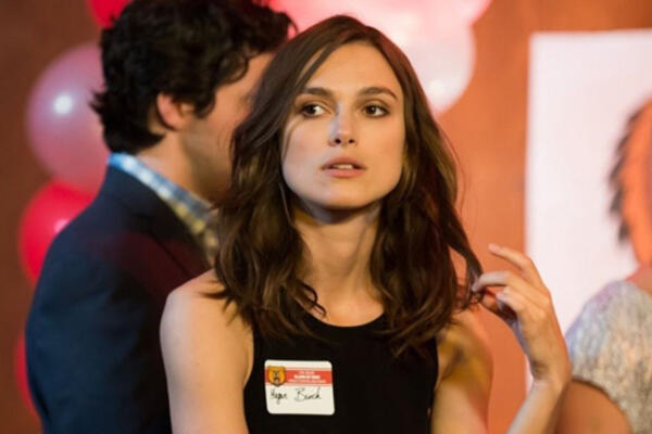 Кира Найтли показала трюки на скейте в трейлере фильма «Детка»