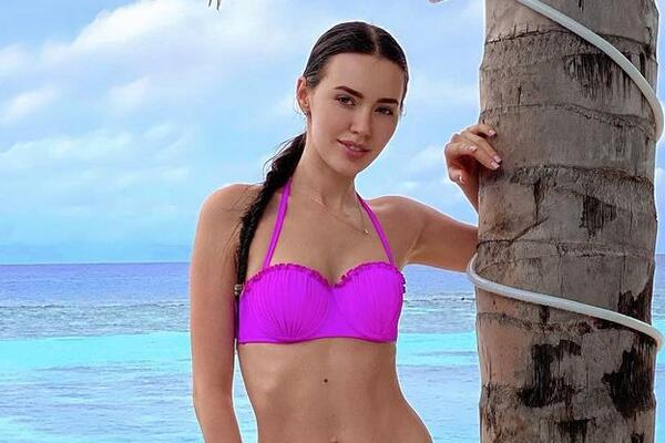 Отдыхающую на Мальдивах жену Тарасова высмеяли за фотошоп старых купальников