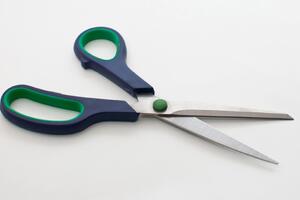 Не стоит тратить зря время и деньги: верните ножницам первозданную остроту в домашних условиях  