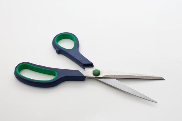 Не стоит тратить зря время и деньги: верните ножницам первозданную остроту в домашних условиях  