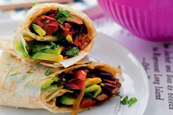 Рецепты от Юлии Высоцкой: мексиканская лепешка с фасолью, итальянские пельмени с семгой, булочки с сыром и тмином