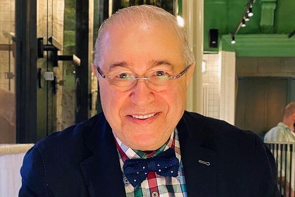 «Красавчик-брюнет»: Евгений Петросян показал редкое фото подросшего сына